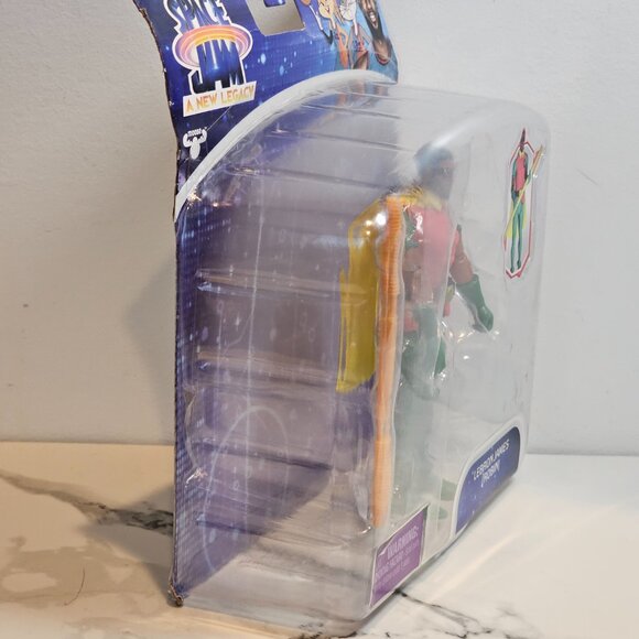 Space Jam: A New Legacy Lebron James (Robin) Baller 5" Action Figure - Picture 4 of 10